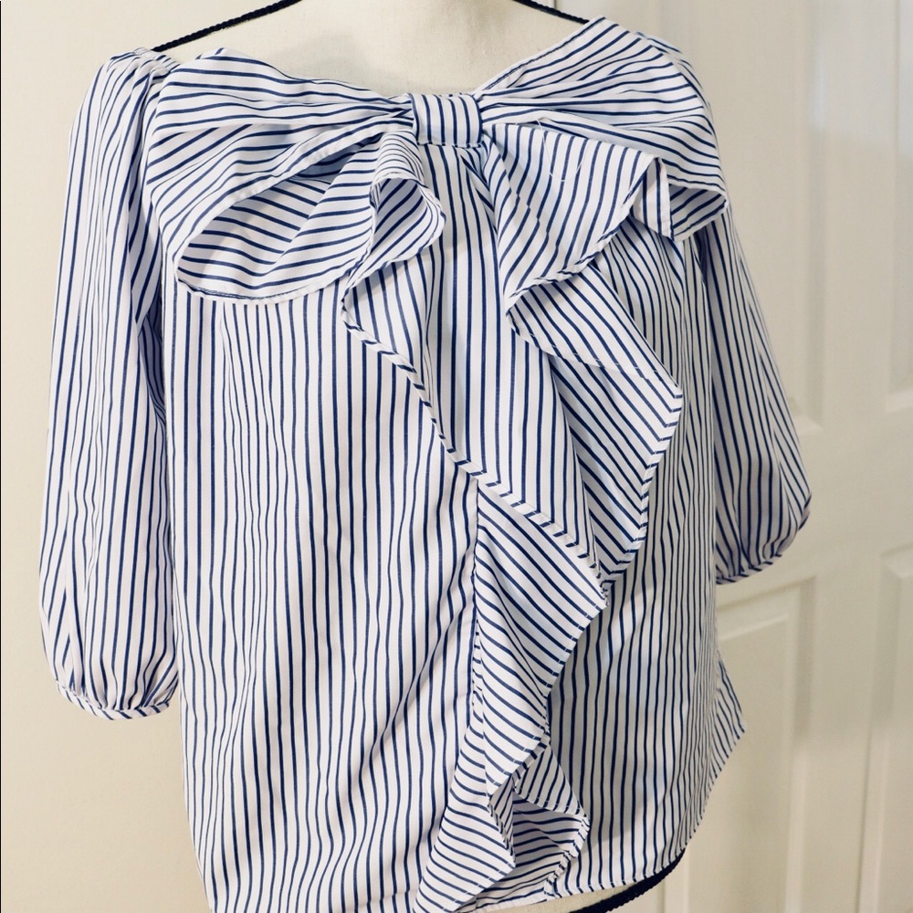Off the shoulder bow shirt 💙
